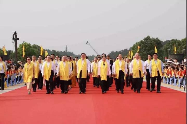 程力批量環(huán)衛(wèi)車助力“2018世界華人尋根節(jié)“環(huán)衛(wèi)清潔，為中國專汽之都增添榮耀受到社會各界廣泛贊譽
