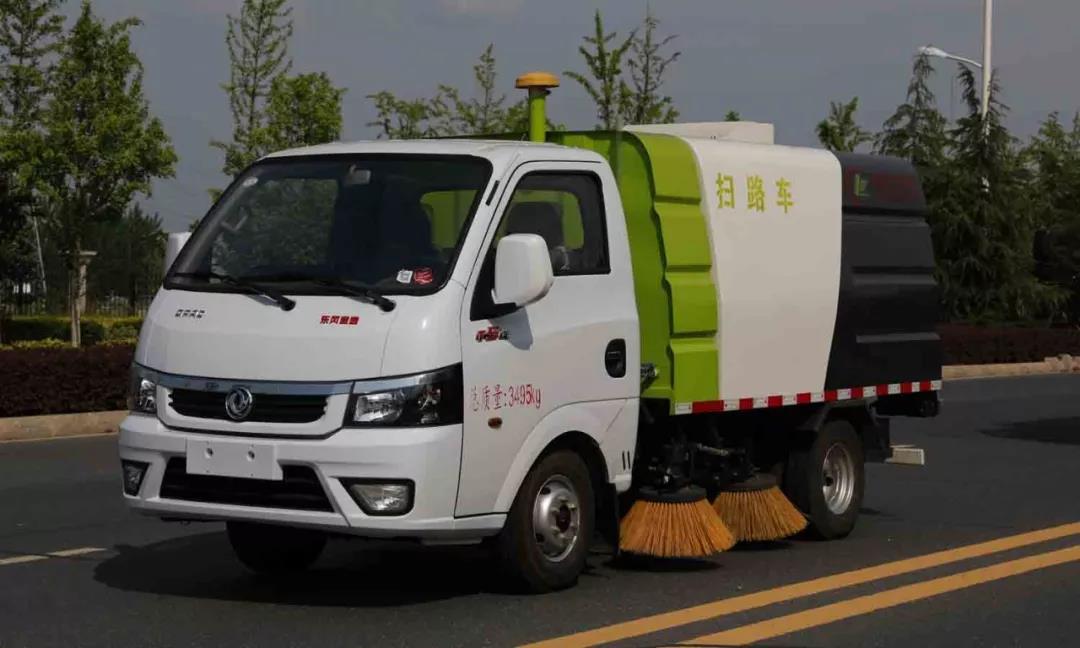 程力批量環(huán)衛(wèi)車助力“2018世界華人尋根節(jié)“環(huán)衛(wèi)清潔，為中國專汽之都增添榮耀受到社會各界廣泛贊譽